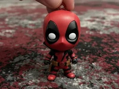 Imagem de referência do modelo 3D Chaveiro do Deadpool; foto ilustrativa, cores finais azul ou azul com verde.