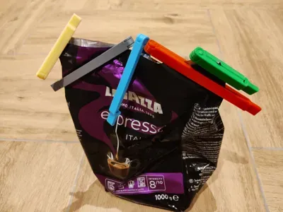 Imagem de referência do modelo 3D Clipe para fechar embalagens; foto ilustrativa, cores finais azul ou azul com verde.